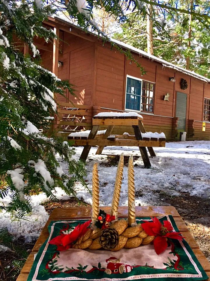 Snapdishの料理写真:パンで作ったろうそく🕯立てと
雪❄️をかぶったもみの木🎄✨|きゅうちゃんさん