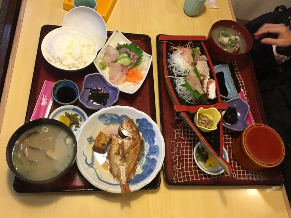 熊本県天草の入船と言う海鮮レストランの刺身定食と煮魚定食です。
貝汁が付いていてたまらなく美味しいです。|畑田 成治さん