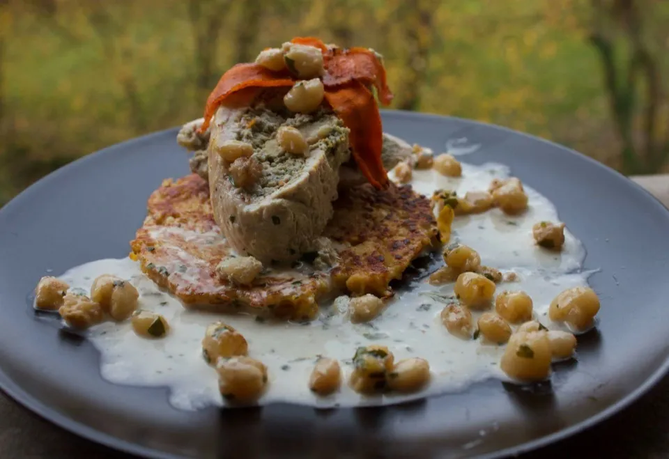 SAVEURS ET COULEURS D'AUTOMNE:
Ballottine de Dinde au Cuisses de Grenouilles, Crème d'Aulx et Chips de Carottes. Galette de Patidou à l'Emmental.|PHILIPPEさん