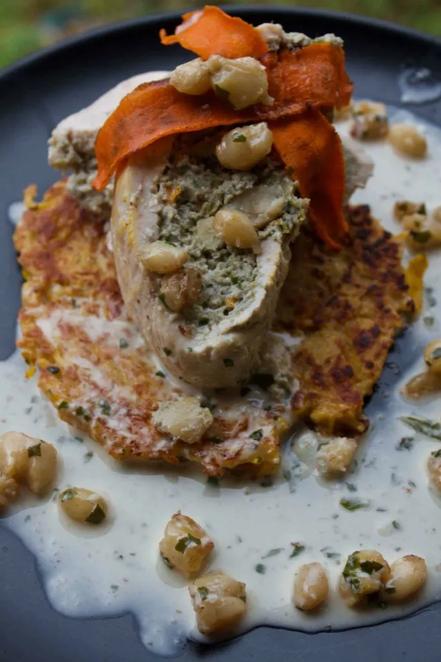 SAVEURS ET COULEURS D'AUTOMNE:
Ballottine de Dinde au Cuisses de Grenouilles, Crème d'Aulx et Chips de Carottes. Galette de Patidou à l'Emmental.|PHILIPPEさん