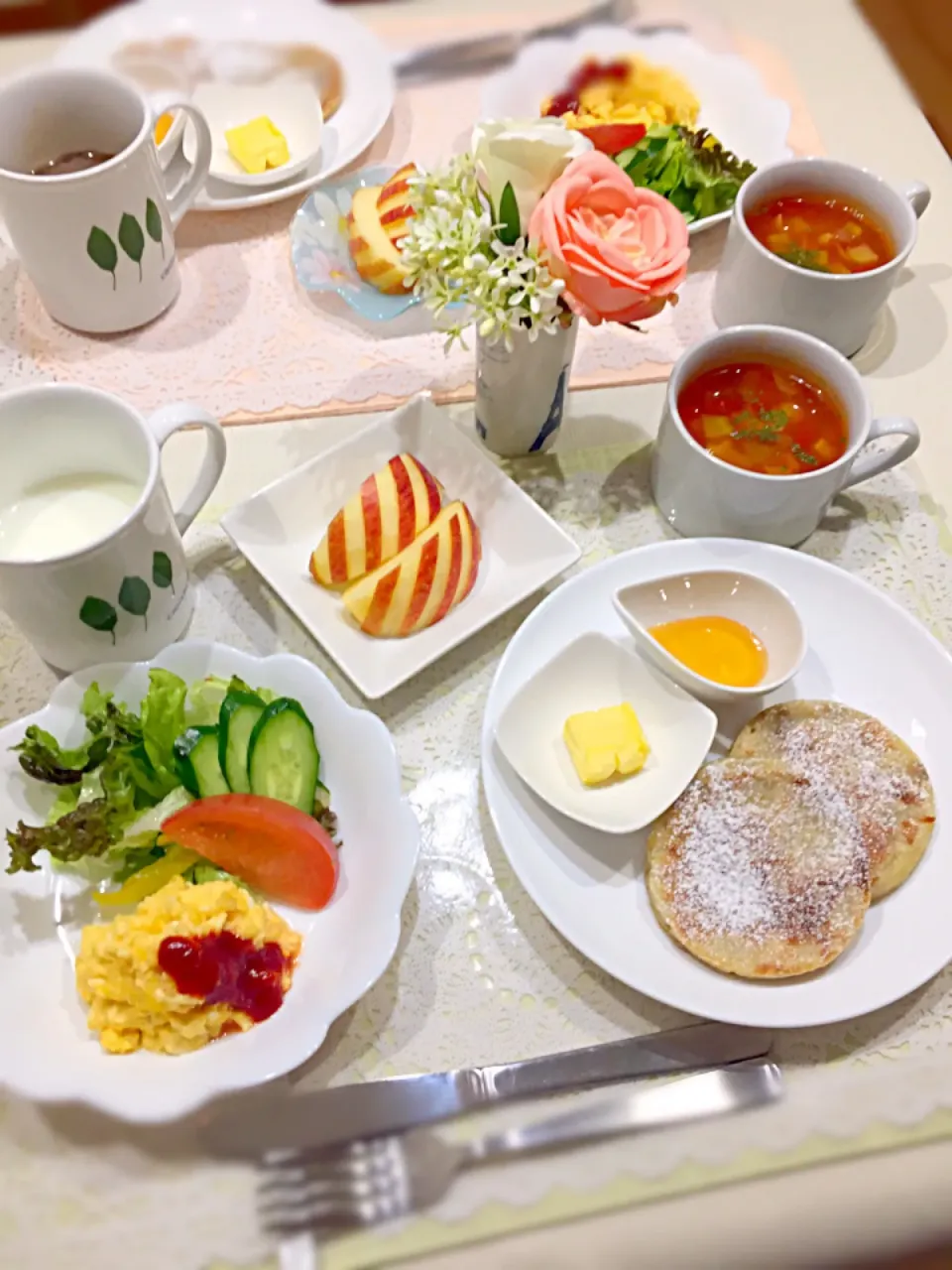 今日の朝食🍴バナナとクルミの豆腐パンケーキ＊スクランブルエッグ＊ミネストローネ＊りんご|ごまたまごさん