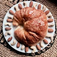 Croissant with maple syrup, almonds and cashews|betanyaさん