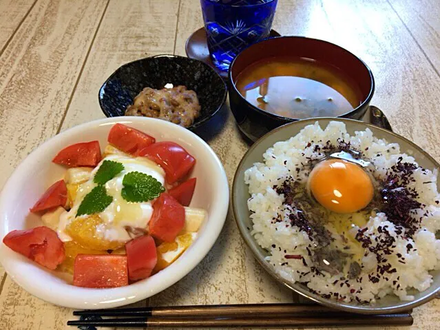 今日の男飯(＞人＜;)朝ごはんバージョン♬
しそたまごかけごはんand納豆and豆腐と長ネギの味噌汁andバナナネーブルwithヨーグルトハチミツ♬|ひーちゃんさん