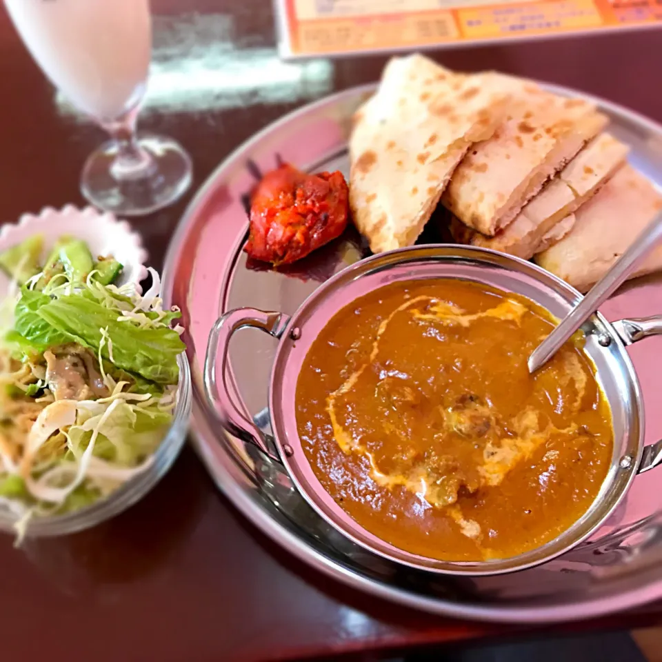 Snapdishの料理写真:マトンカレー&チーズナン|uchikawa hiroshiさん