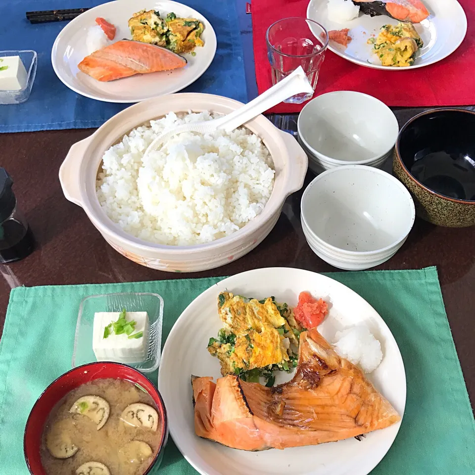 Snapdishの料理写真:鮭、小松菜入り卵焼き、奴、明太子、ナスと玉ねぎのお味噌汁|純さん