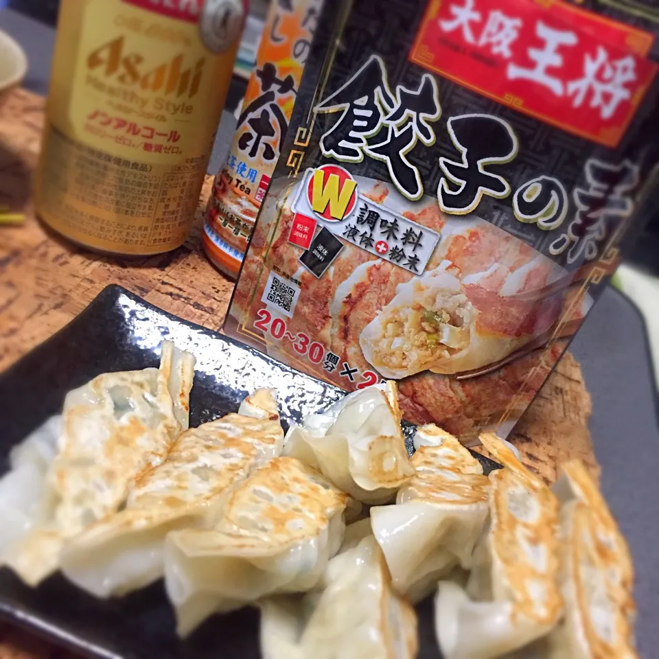 Snapdishの料理写真:王将の餃子の素で、焼き餃子。|にょんにいさん