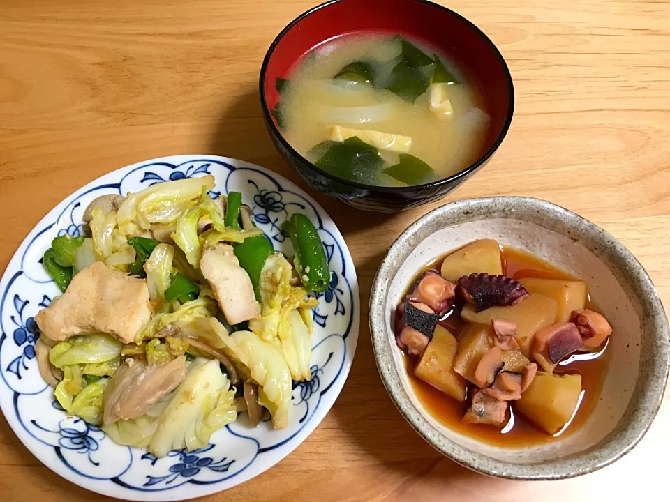 Snapdishの料理写真:鶏胸肉とキャベツの塩麹炒め⭐️蛸じゃが⭐️お揚げとワカメのお味噌汁|ほなさん