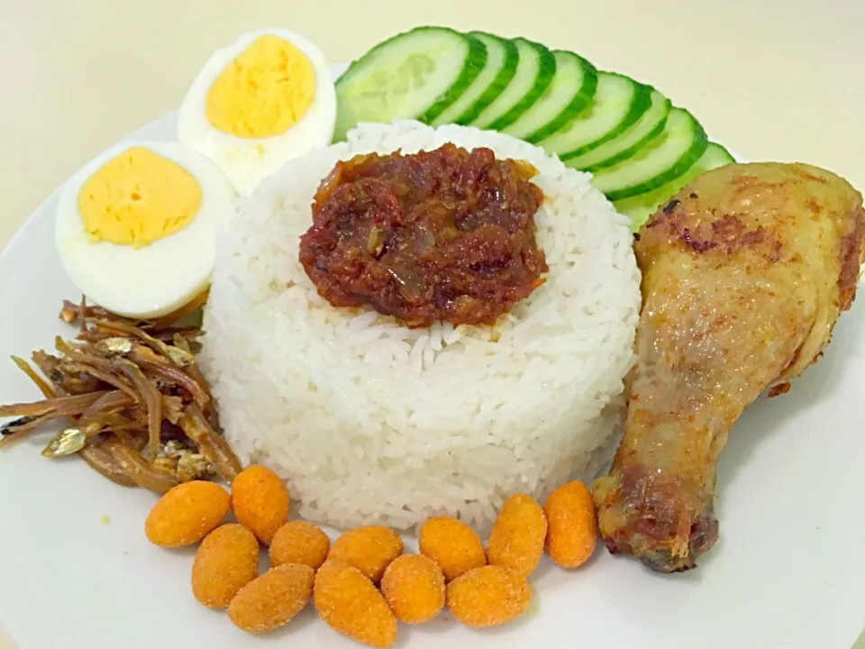 Nasi lemak (rice cooked with coconuts milk)|Piqa Sangtaeさん