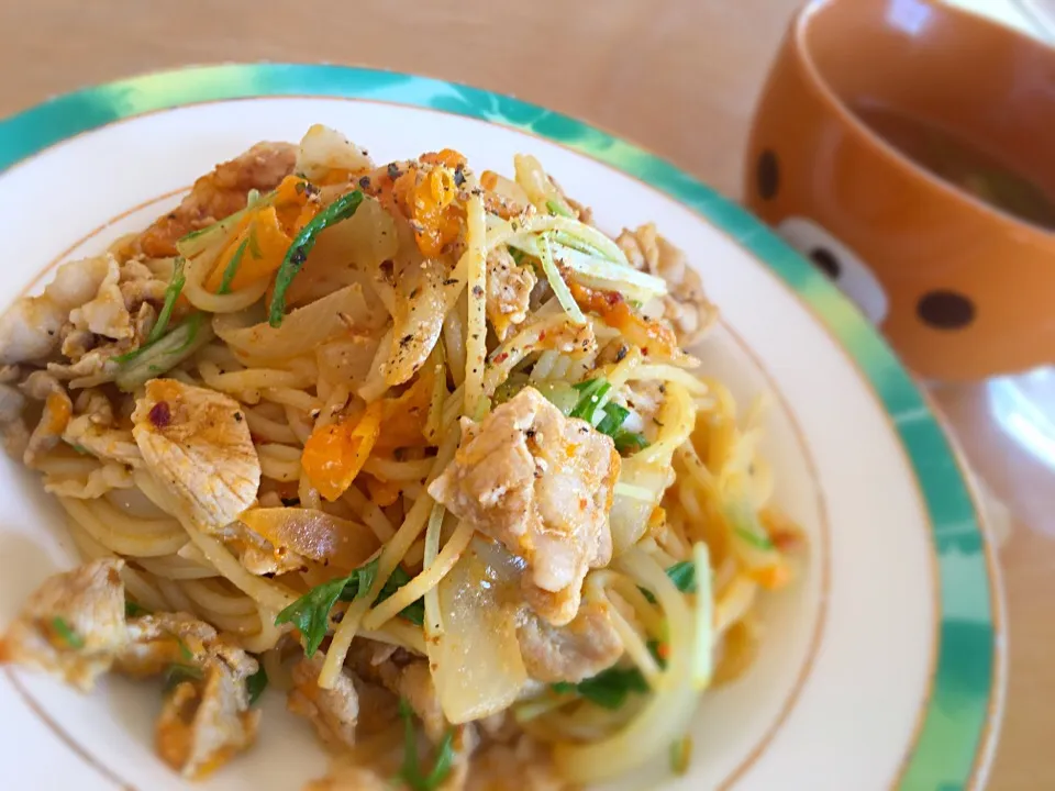 オレンジ色のトマト🍅豚肉🐷水菜で休日のてきとーパスタ🍝|かわちさん