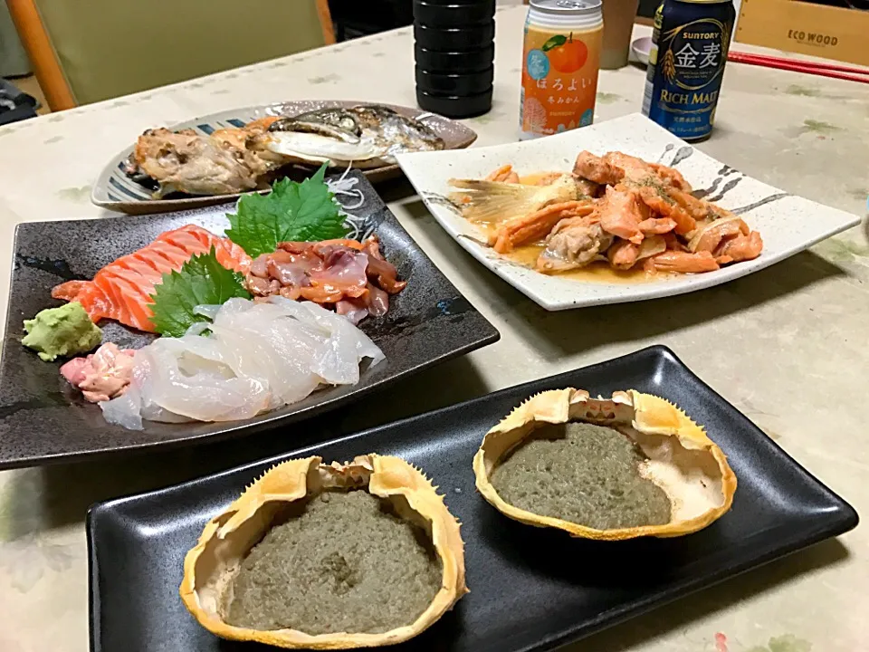 Snapdishの料理写真:お魚屋さんの刺身盛り合わせとシャケのカマ焼きとバターソテー焼き❤️|makoさん