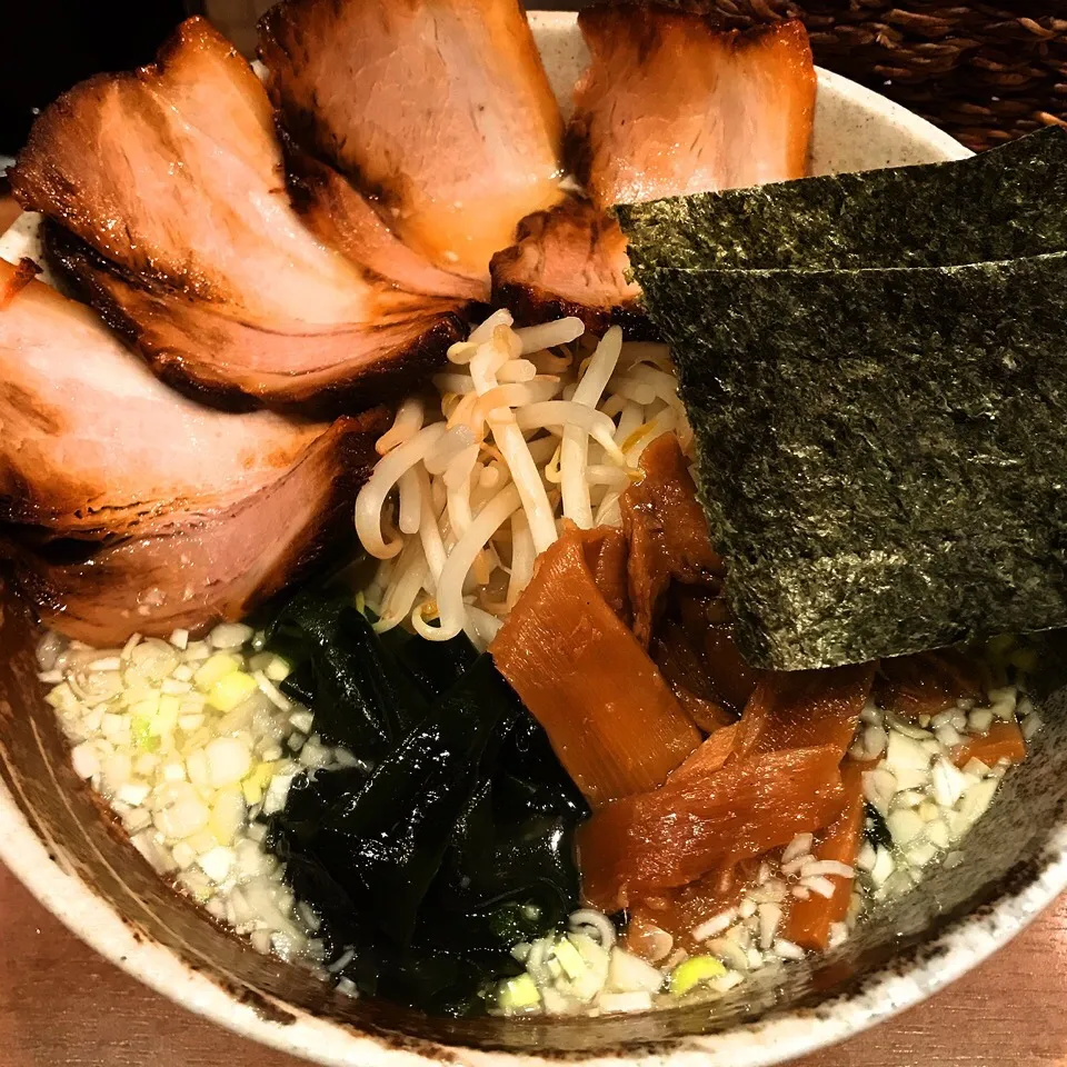 Snapdishの料理写真:昨日は会社帰りのぼっち夕飯は、さっぱり塩ラーメンで暖まりました。
担々麺専門店ですが、さっぱり塩も美味いです。|lazy104さん