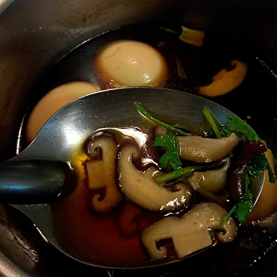 ไข่พะโล้  Eggs  boiled in the  gravy  mix  mushroom|Kung Doratee Sculptureさん