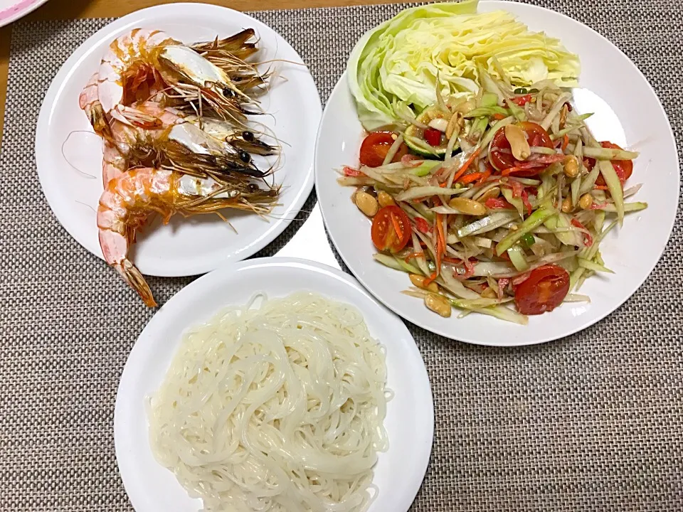 今日、パパヤーサラダとエビ焼きを作りました。#Thaifoods|sakusakuさん