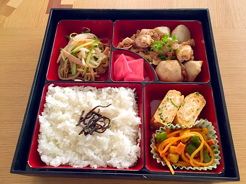 Snapdishの料理写真:本日の賄い弁当（里芋と豚肉の照り焼き、もやしの中華風サラダ、ツナとネギの卵焼き、ピーマンとナスのスパゲティ）|スコネコさん