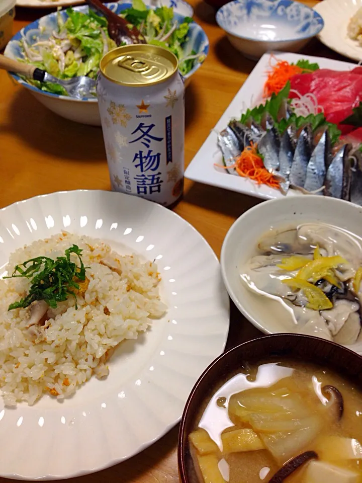 海鮮な夕食💫 ・いちご煮の炊き込みご飯 ・白菜の粕汁 ・お刺身盛り合わせ ・セロリとポテチのサラダ ・牡蠣酢の塩レモン風味 ・ビール|Yu Yu mamaさん