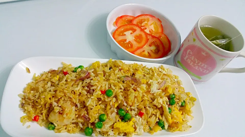 My yummy olive oil butter prawn fried rice + hot ocha + fresh tomato 😍👅💋|🌷lynnlicious🌷さん