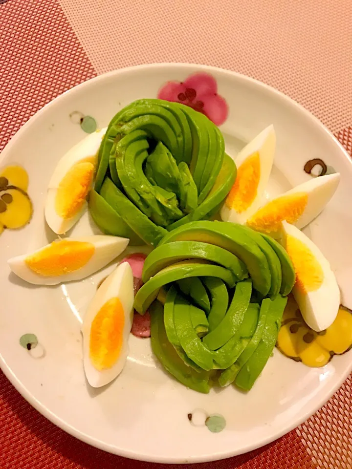 アボカドとゆで卵(わさび醤油とハーブソルトオイル)|☆アスカ☆さん