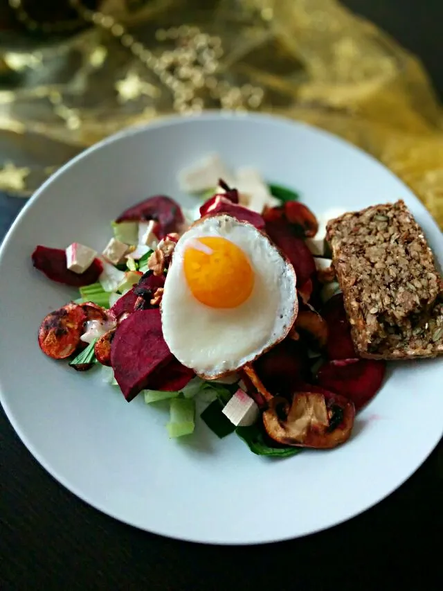 My favourite beetroot salad 😍 #beetroot #salad #egg #nuts|LucieFoodさん