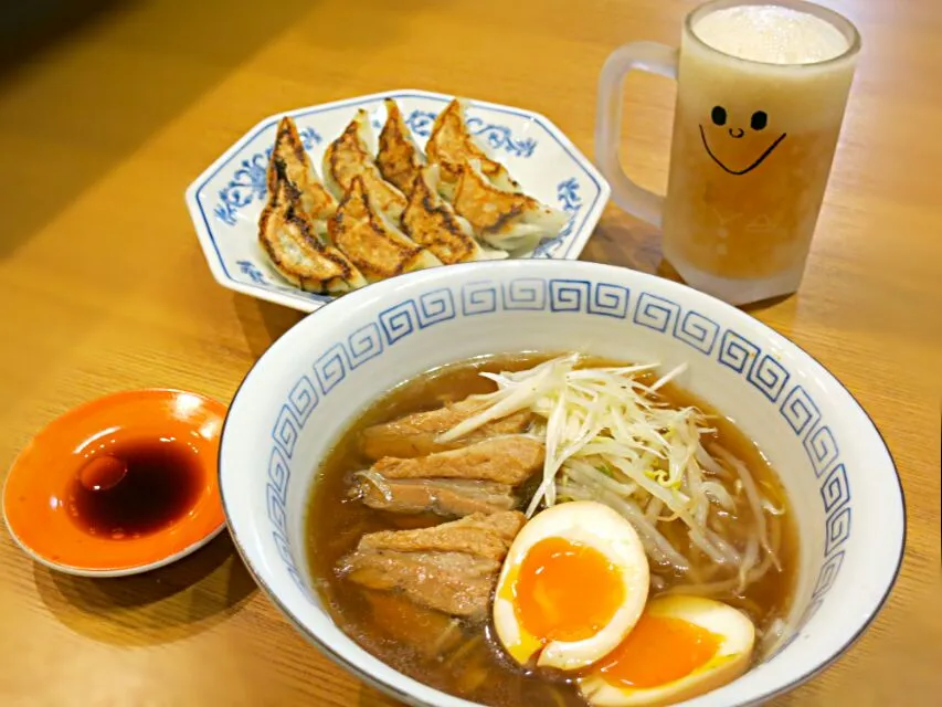 Snapdishの料理写真:鶏ガラ醤油ラーメン＆餃子|ゆっちゃんさん