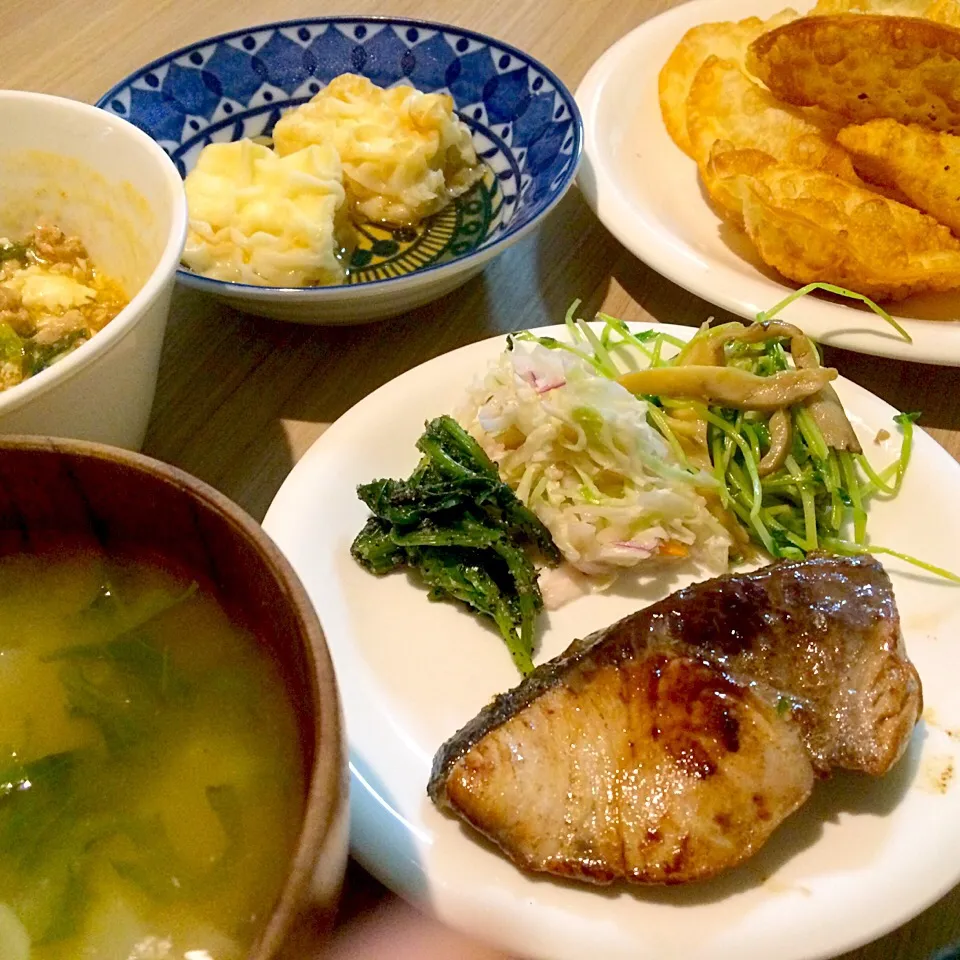 夜ごはん 鰤のバター醤油焼き ほうれん草のお浸し 豆苗とキノコのソテー 生野菜の酵素ドレッシング和え 餃子の皮でチーズ揚げ 麻婆豆腐 揚げ出し豆腐 蕪のお味噌汁|きむらゆりかさん