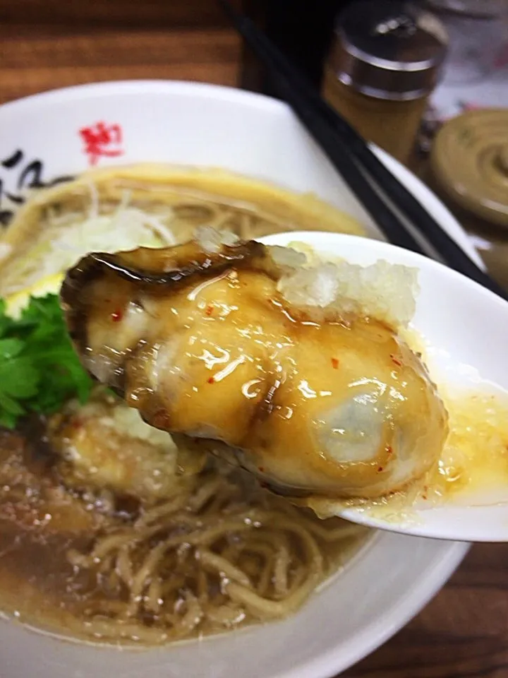 Snapdishの料理写真:牡蠣塩ラーメン牡蠣増し|がっし〜さん