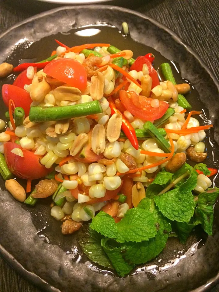 ส้มตำข้าวโพดข้าวเหนียว Corn Somtam|SaSaさん