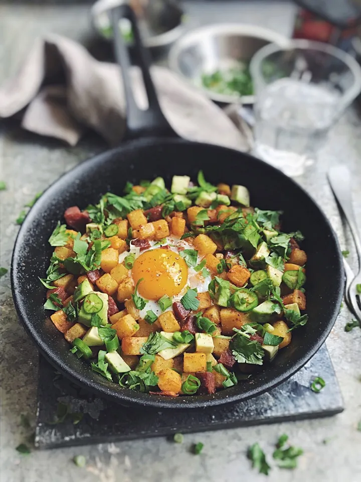 Potato and chorizo hash with green chili and avocado|rick chanさん