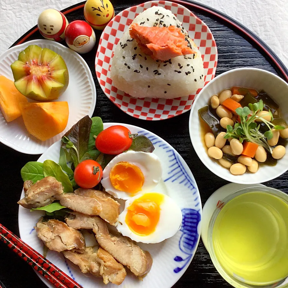 おにぎりモーニング
ごま塩鮭おにぎり‼️
大豆煮、
鶏照り焼き、黒酢が味のポイント|ゆかモンさん