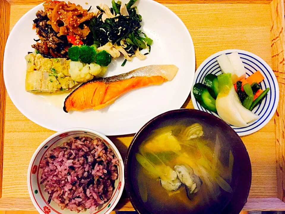 Snapdishの料理写真:…とある日の朝ごはん🍳
（※夕べの残り物プラスαで、
出汁かけ玉子焼き、ひじきの五目煮、はすと人参のきんぴら、塩鮭🐟、ぬか漬け盛り合わせ、押麦入り黒米ごはん）|Tinaさん