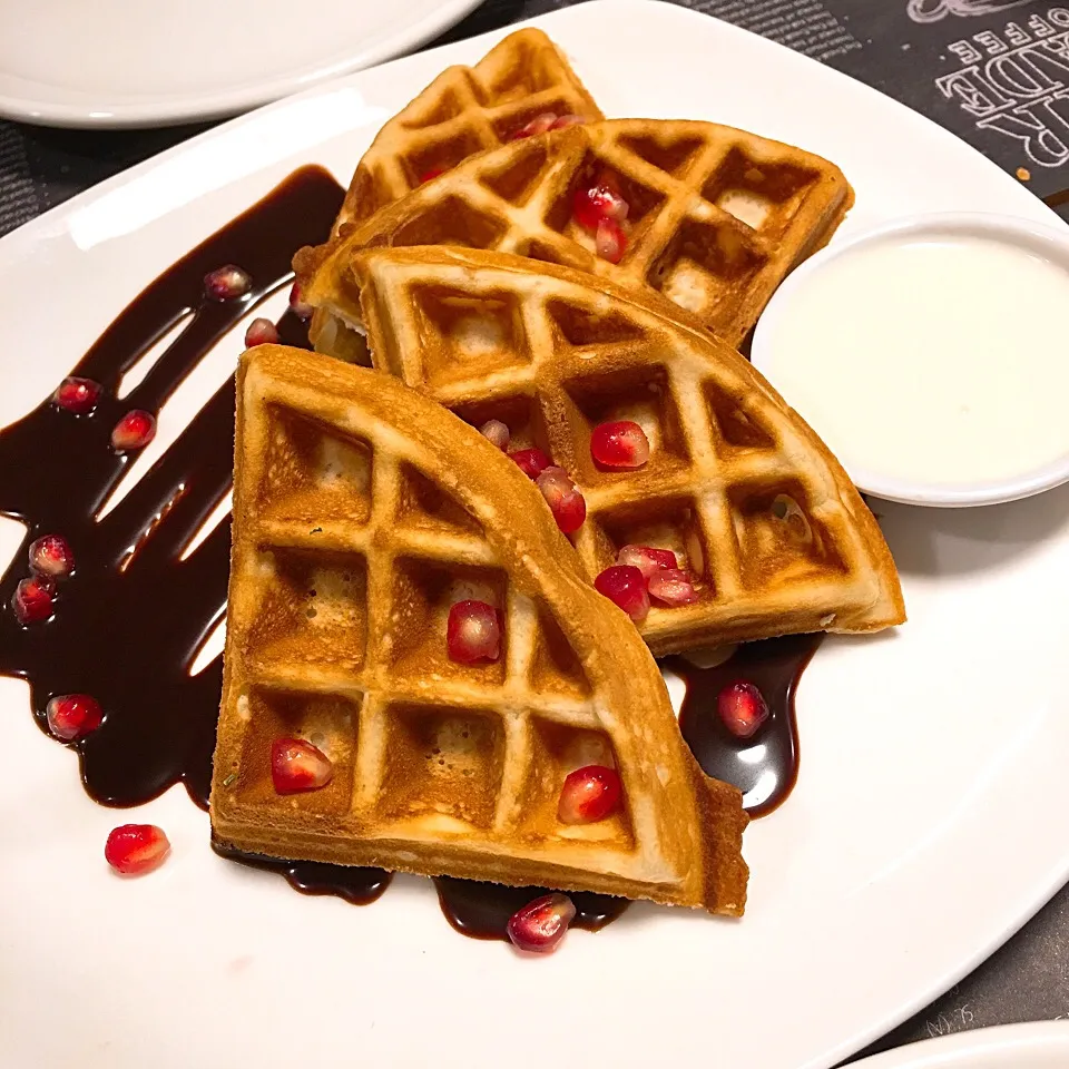 Waffles with pomegranate, chocolate and yoghurt|キノコ🍄さん