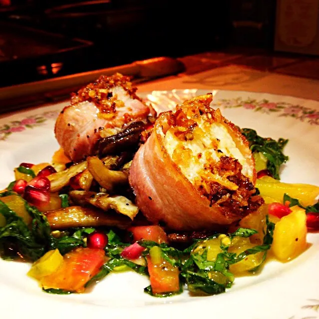 Bacon wrapped scallops, shiitake, heirloom tomato basil salad, and shallot beurre noisette.|Nate Merdellさん