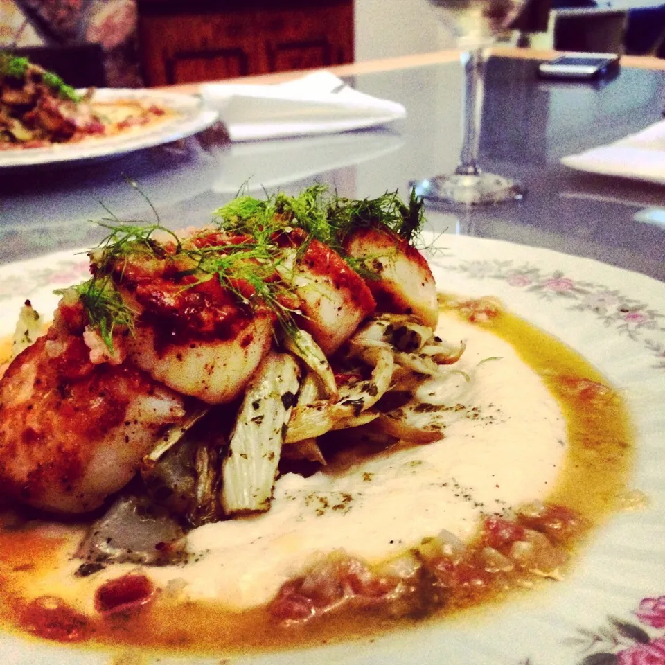 Seared scallops, roasted fennel, parsnip purée, sage oil, orange lime mojo.|Nate Merdellさん