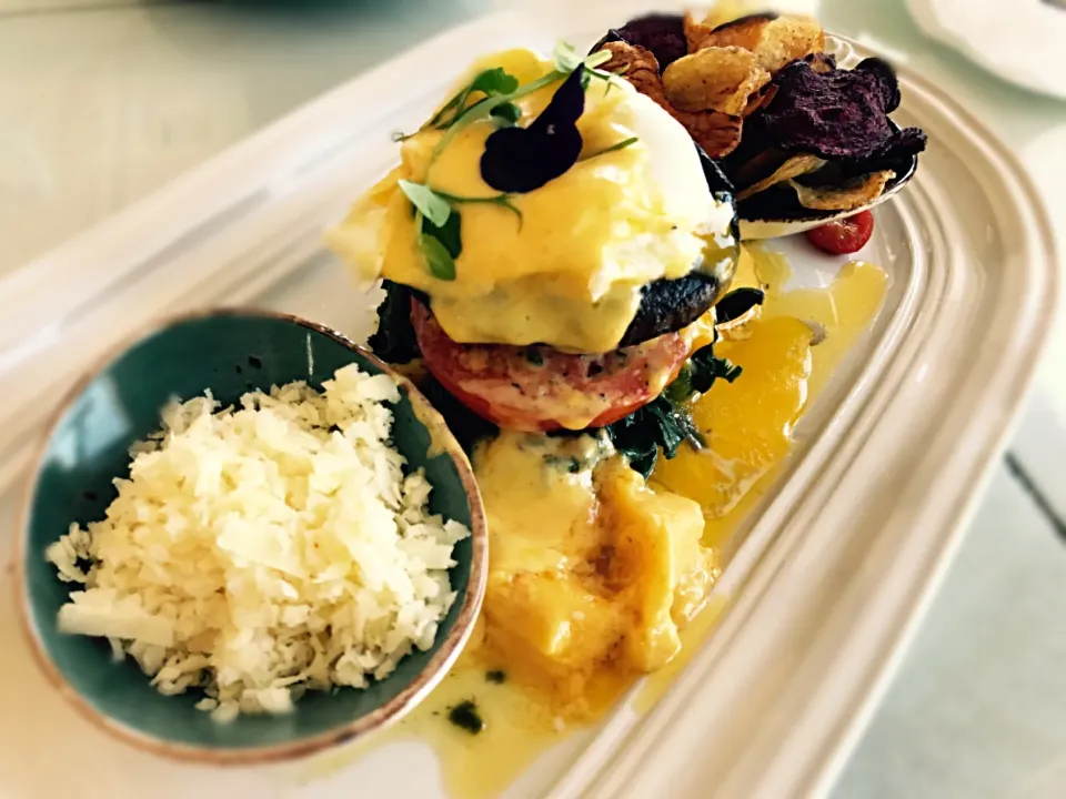 Florentine: poached egg, portobello mushroom, tomato, almond milk, creamed spinach and Parmesan, cheddar with sweet potato, potato crisps|Sergio Lacuevaさん