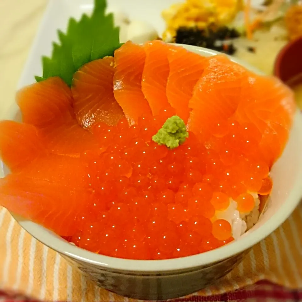 サーモンとイクラの親子丼！|ちぇさん