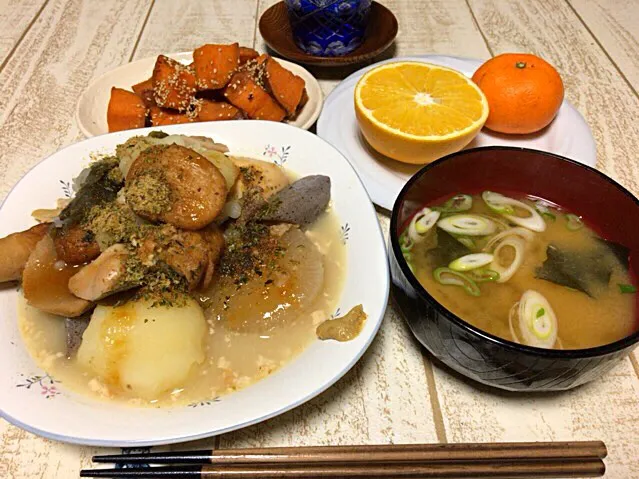 今日の男飯(＞人＜;)晩ご飯バージョン♬
おでんandジャガイモと黒はんぺんとわかめの味噌汁and人参芋の大学芋andネーブルwithミカン♬|ひーちゃんさん