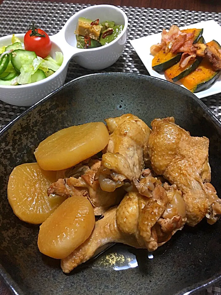 Snapdishの料理写真:手羽元と大根の さっぱり煮
酢の物
アボカドのポン酢漬け
カボチャとベーコンのガーリック炒め|みっきーさん