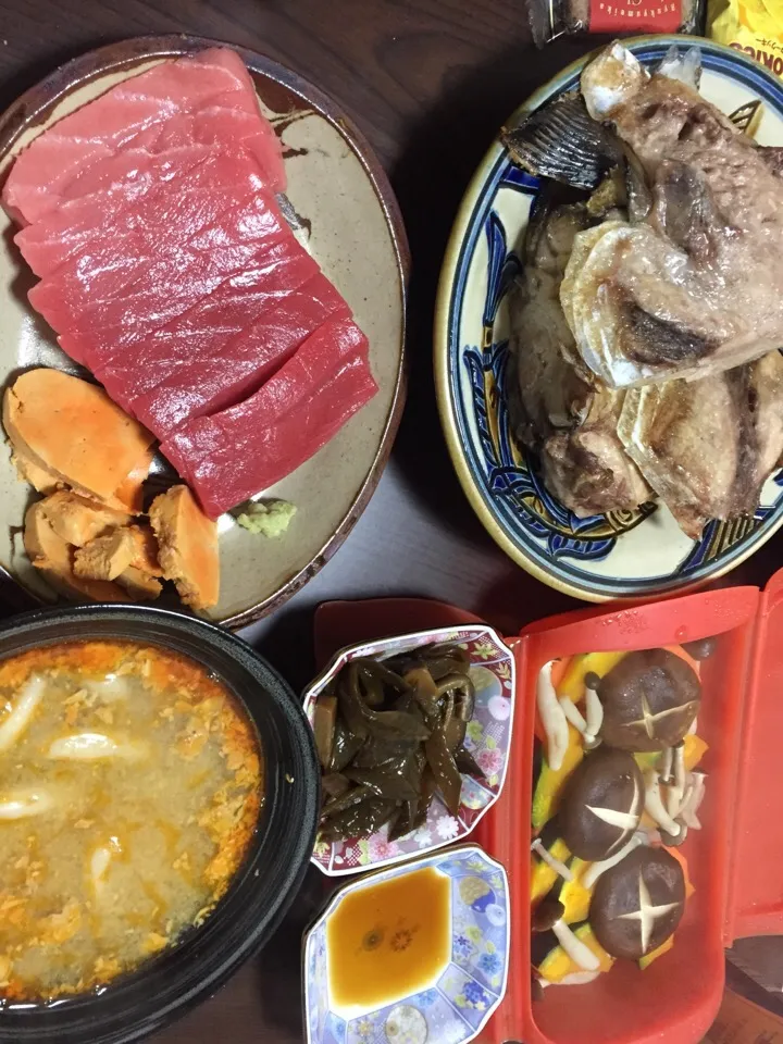 11月27日晩ご飯。マグロの解体ショーでゲット✨した中とろ刺身（隣はあん肝）と、カマの塩焼き、昨日貰ったあん肝のお味噌汁、野菜蒸し。|あやさん