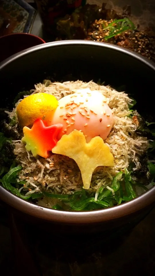 カリカリじゃこ丼🐟。
下に鰹節と海苔と葱を敷いて‥‥💓。|💍ごはん🍚さん