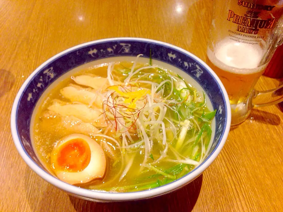 出発便を待ちつつ鶏塩ラーメンとプレモルで。|秋山知隆さん