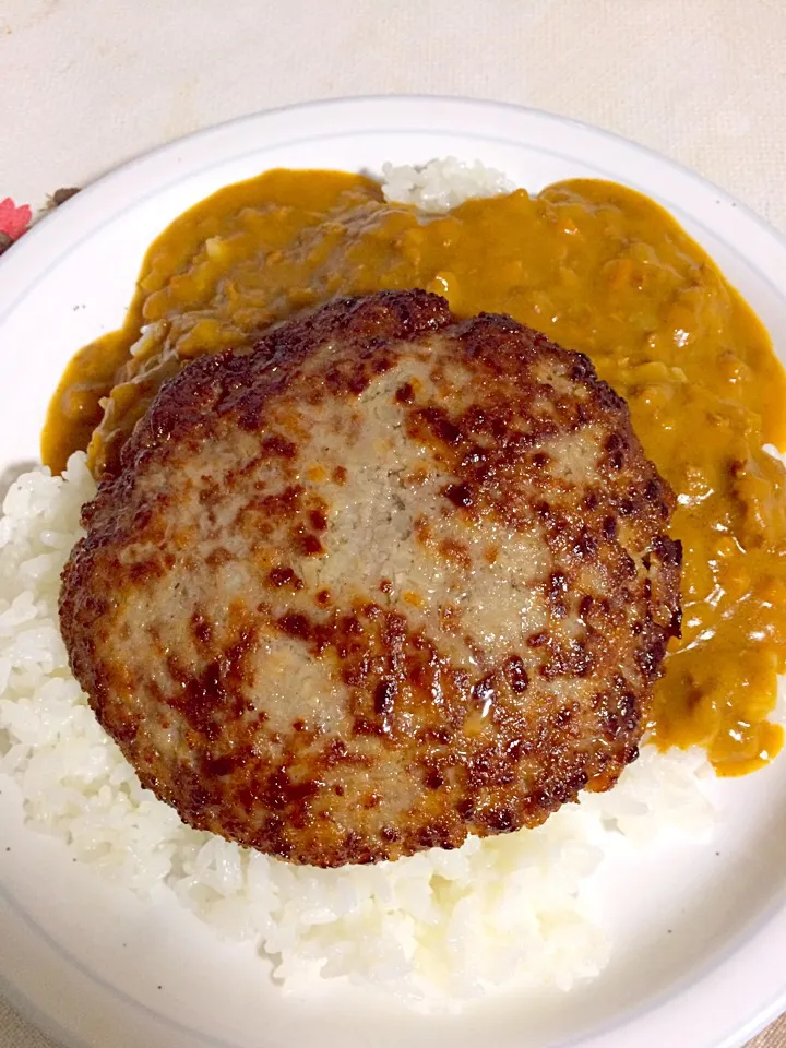 Snapdishの料理写真:ハンバーグカレー
カレーはみよしののレトルトです。|イチローさん