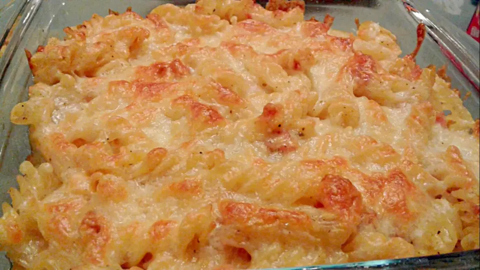 baked pasta with butter, garlic, bacon,  and lots of cheese|Jorge Bernal Márquezさん