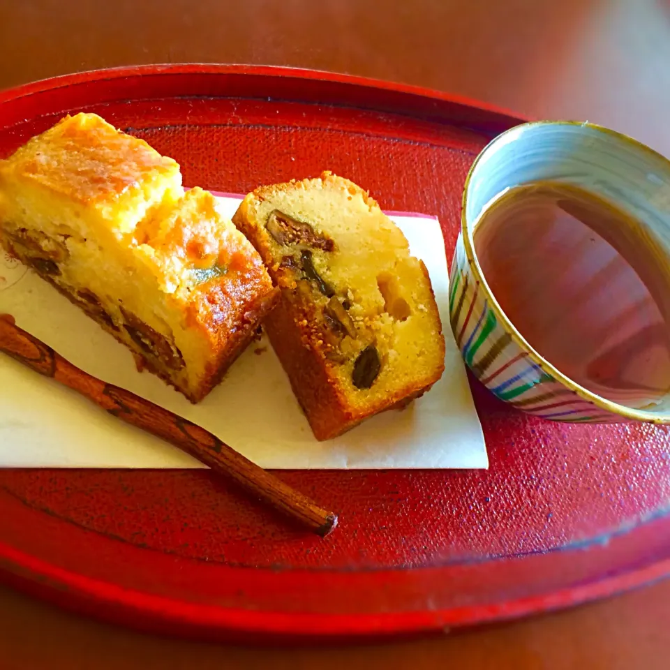 Snapdishの料理写真:かおり🐰さんの料理 ドライ無花果と讃岐コーチンのたまごで作ったケーキ|かおり🐰さん