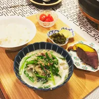 Snapdishの料理写真:もやしとニラと豚肉と舞茸の豆乳鍋、さつまいも、お漬物、トマト|りよさん