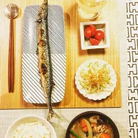 Snapdishの料理写真:秋刀魚、残り野菜の豚汁、茹でもやし梅酢がけ 鰹節乗せ、トマト、ノンアルコール梅酒ソーダ|りよさん