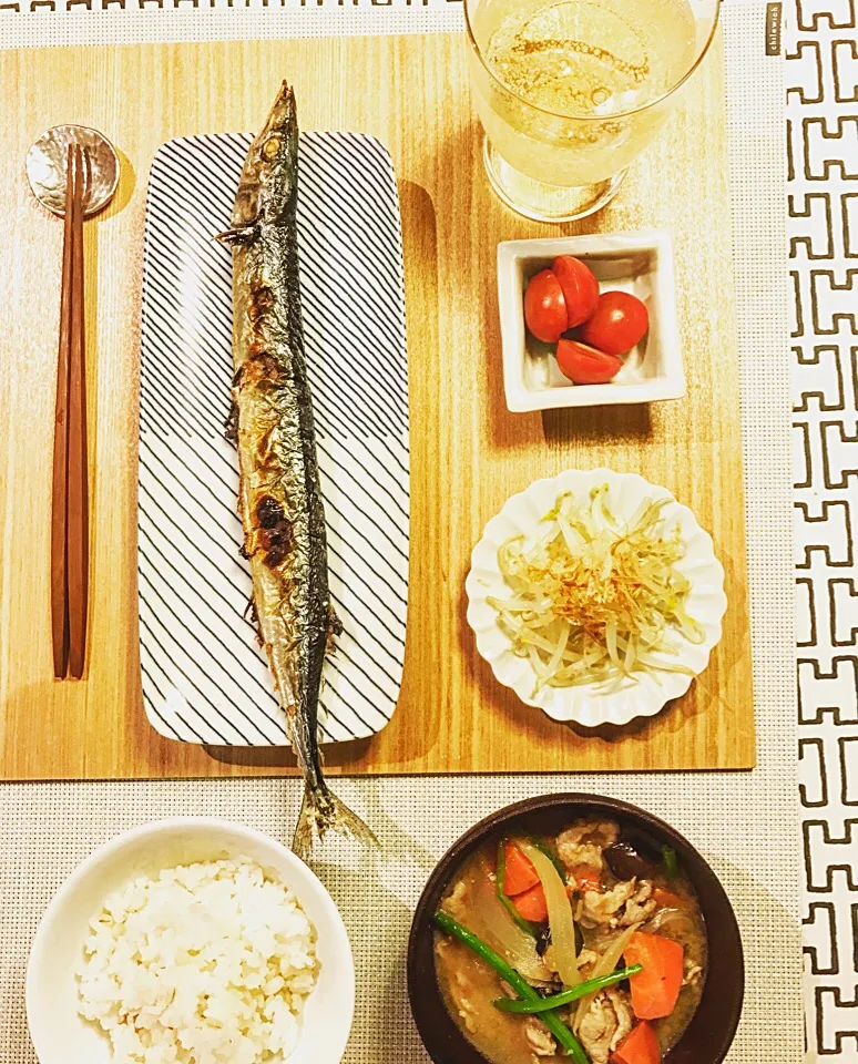 Snapdishの料理写真:秋刀魚、残り野菜の豚汁、茹でもやし梅酢がけ 鰹節乗せ、トマト、ノンアルコール梅酒ソーダ|りよさん