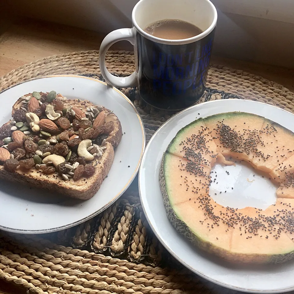 Snapdishの料理写真:Peanut butter Trail mix toast with rock melon!|betanyaさん