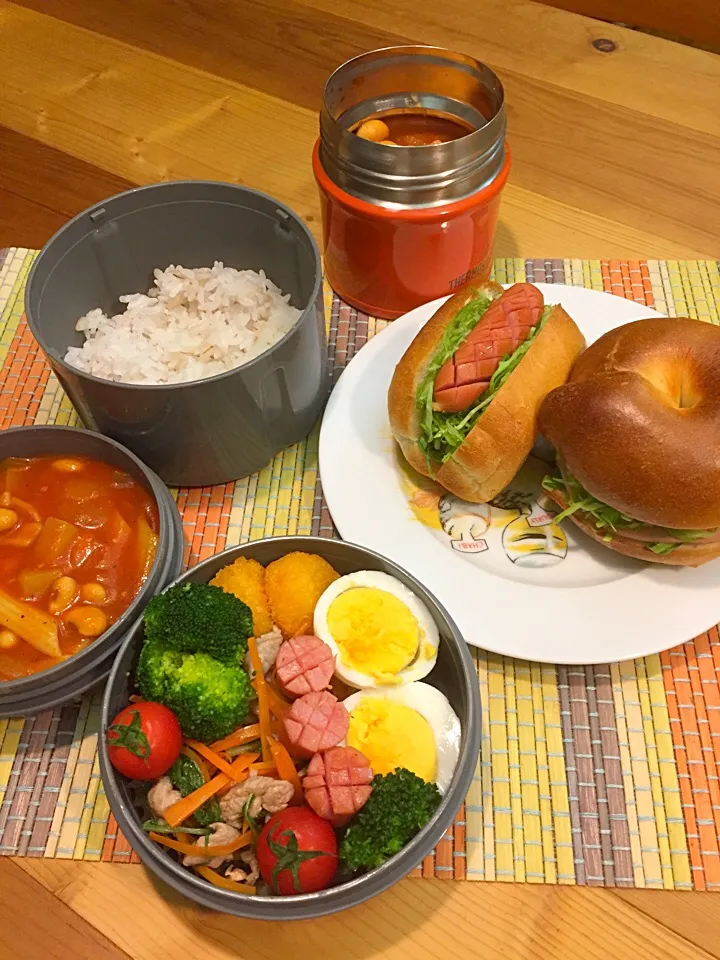 ふたり弁当

パパたろ
   コロッケ
   豚肉と野菜の塩麹炒め
   ブロッコリー
   ミニトマト
   ソーセージ
   ミネストローネ

私〜
   ミネストローネ
   ベーグルとワンローフのサンドイッチ|ひななぎさん