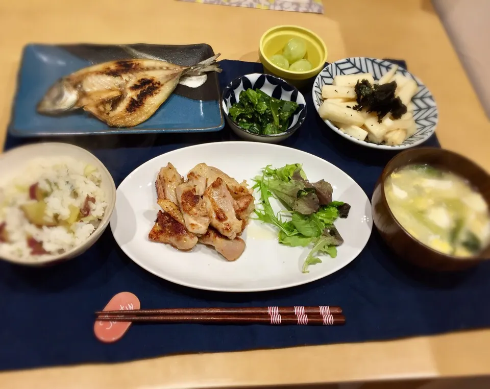 とり肉の柚子七味焼き
アジの開き
山芋のチーズ炒め
ほうれん草の胡麻和え
サツマイモとミツバの炊き込みご飯
etc|kona7さん