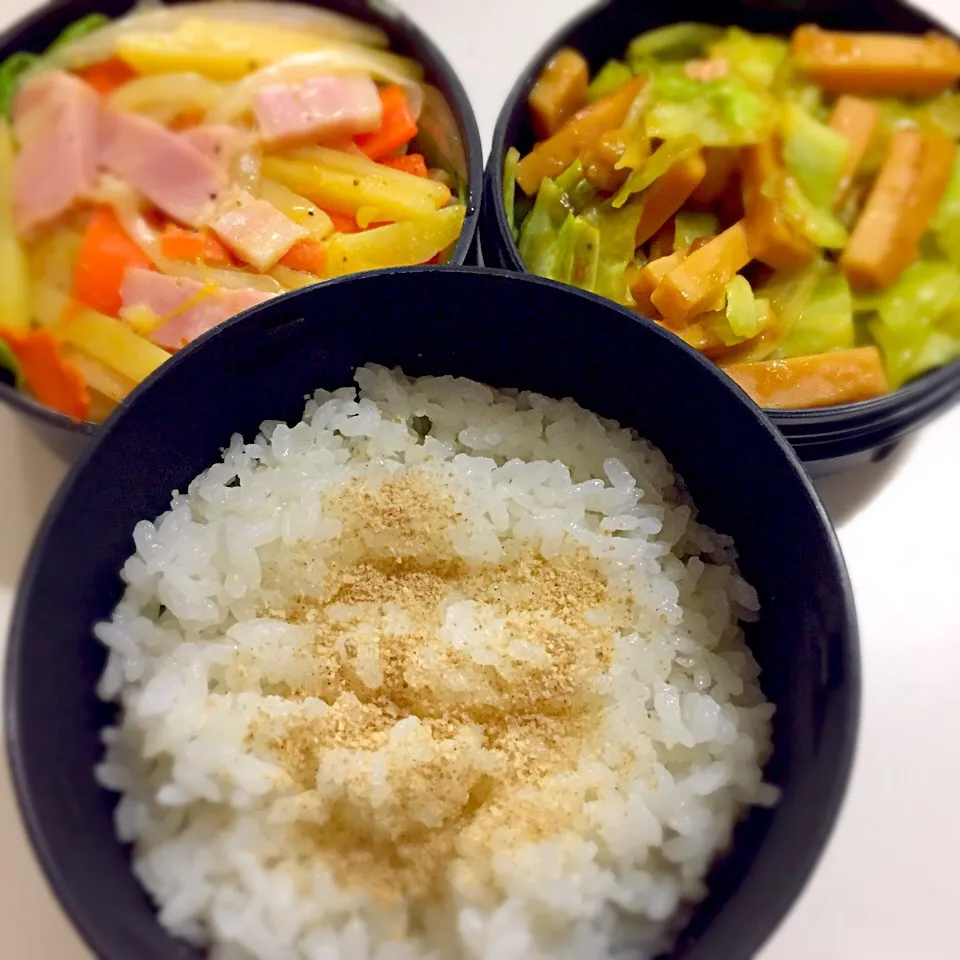 お弁当:ベーコンとジャガイモと人参キンピラ風、キャベツカレー（魚ウインナー、ヒョコ豆、キャベツ）、胡麻おからふりかけご飯|ゆんみさん