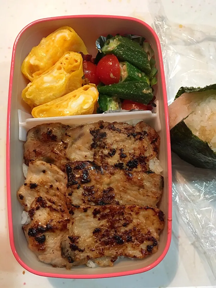 Snapdishの料理写真:王道生姜焼き弁当
オクラとミニトマトの和風サラダ
チーズ入り卵焼き
早弁用肉味噌おにぎり🍙|Hiroさん